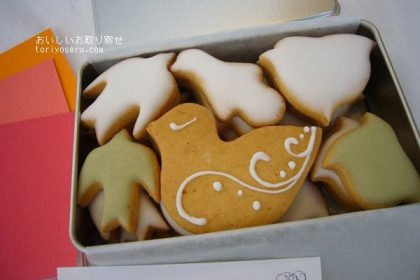 菓子工房ルスルスの夜空缶、鳥のかたちのクッキー