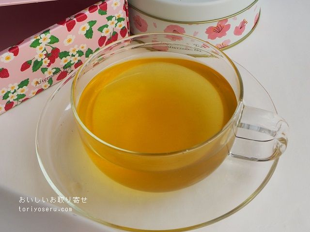 アフタヌーンティーのフィナンシェ＆桜缶お茶