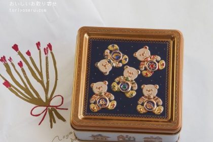 青山デカーボのブローチ缶