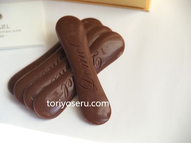 クリスマス限定。デメル（DEMEL）のソリッドチョコレート猫ラベル（クリスマスラベル）