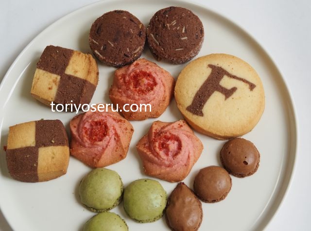 Foucherフーシェの花咲く窓辺のプチフール。クッキー缶（すずらん）