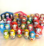缶と箱を整理していて、あまりにもたくさんあったマトリョーシカ型の缶たち。
コロンとしたフォルムが可愛い🩷
#缶#缶好き #缶好きな人と繋がりたい #マトリョーシカ#メリーチョコレート#バレンタイン#パッケージ #可愛いパッケージ #パッケージデザイン